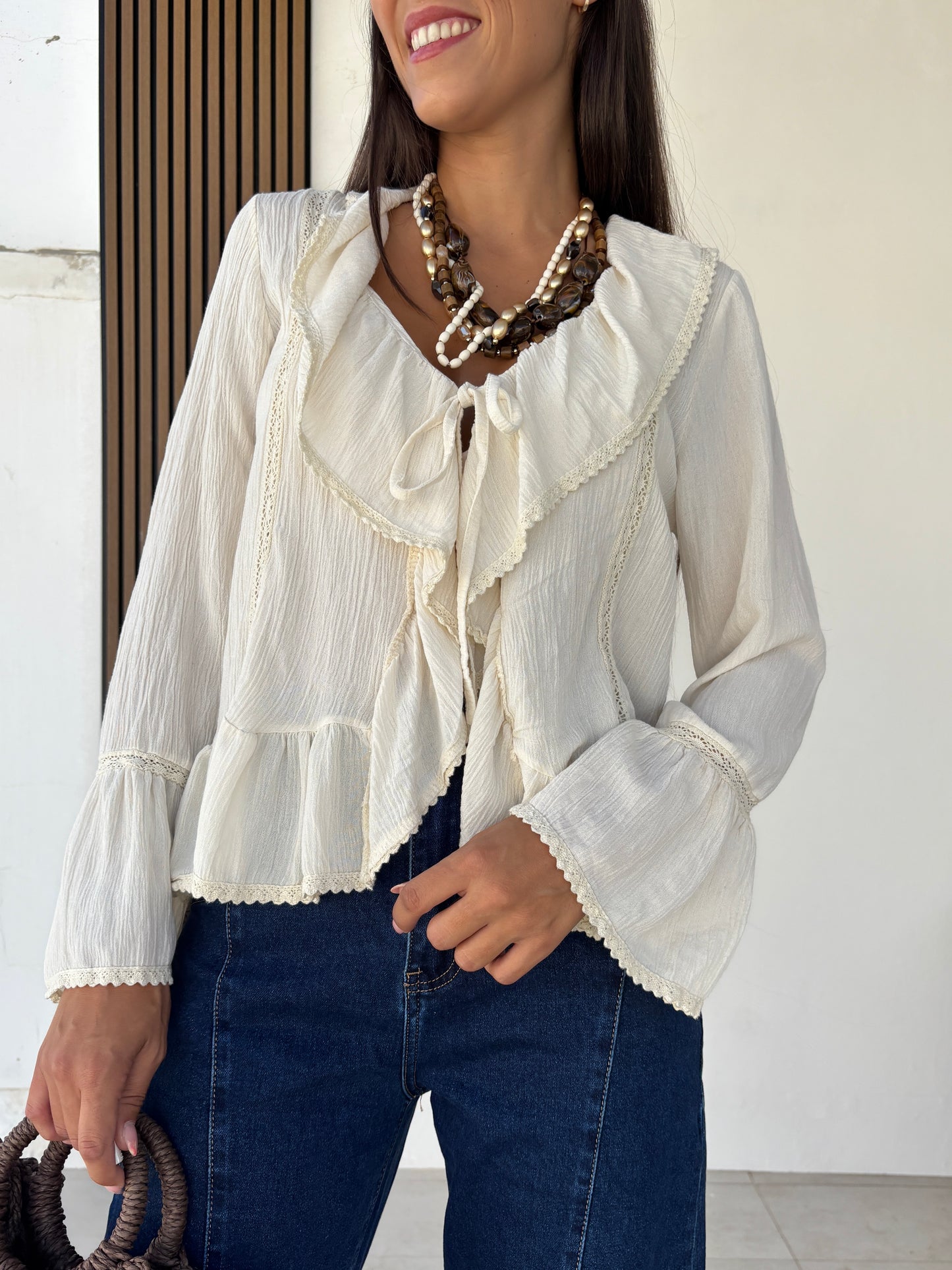 Camisa anudada volantes beige