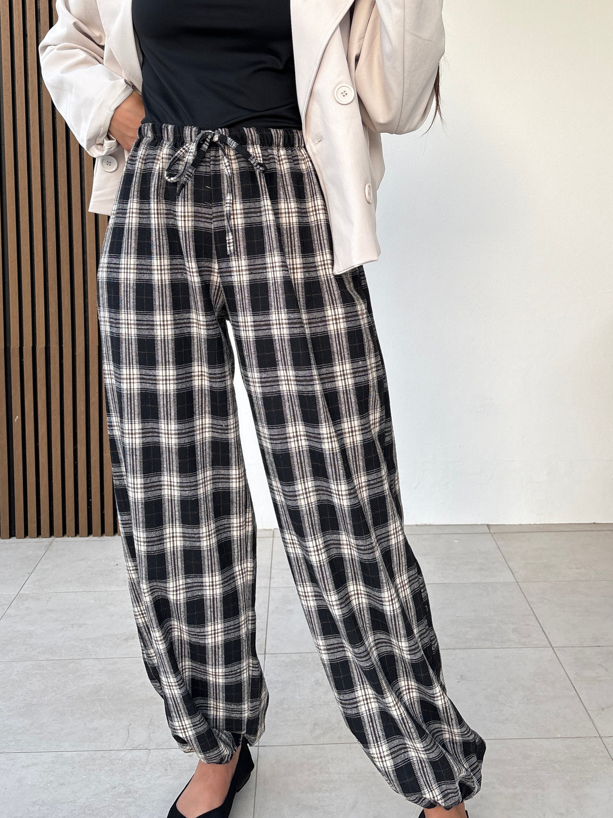 Pantalón bombacho cuadro negro