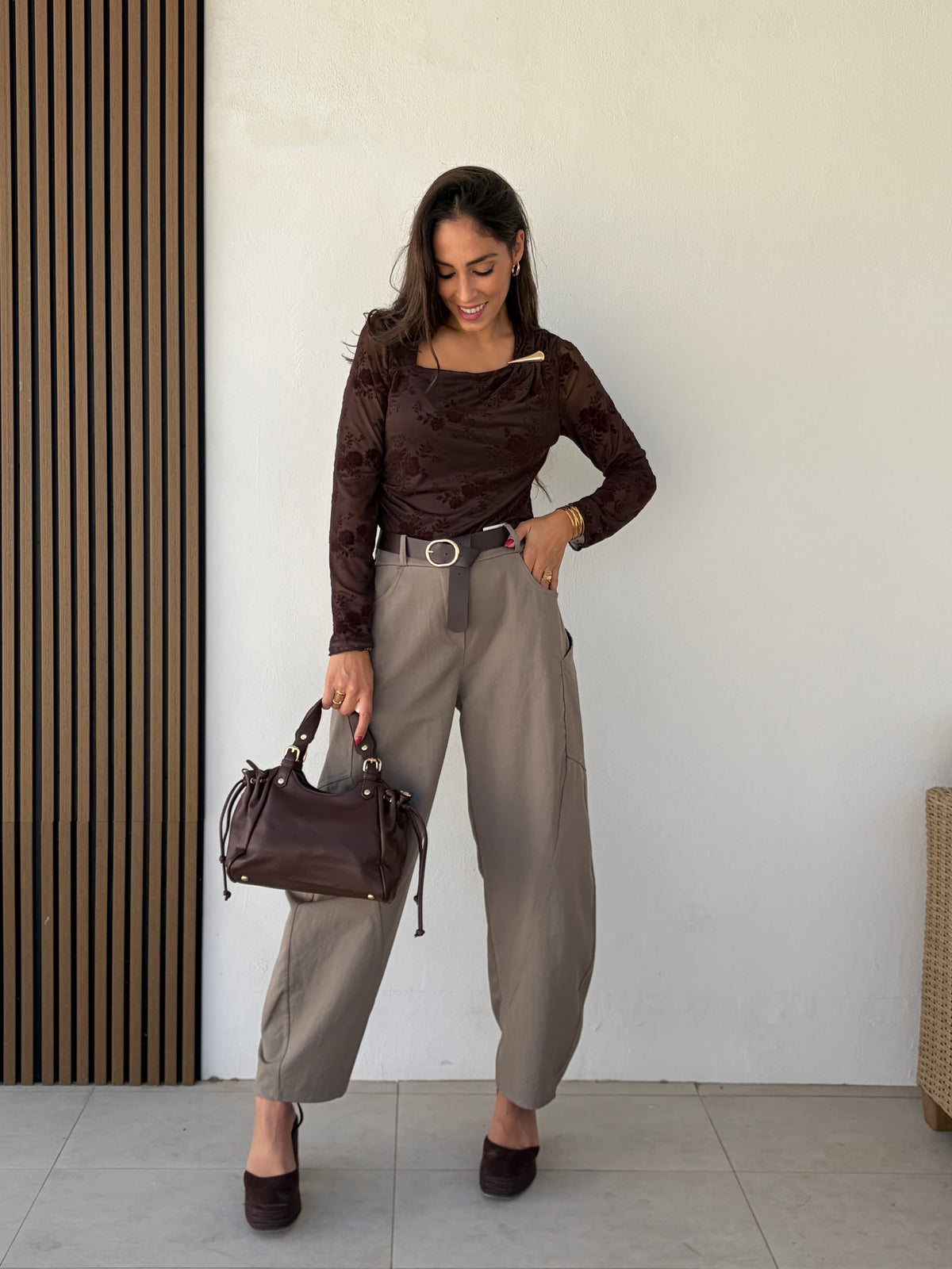 Blusa asimétrica encaje terciopelo marrón