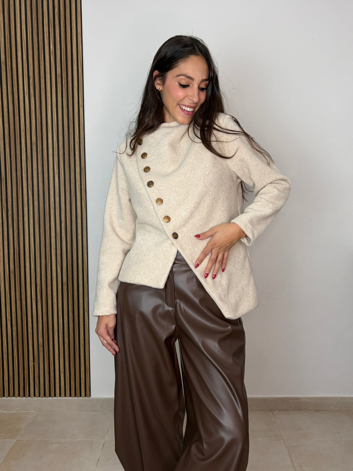 Chaqueta asimétrica-botones Sofía beige