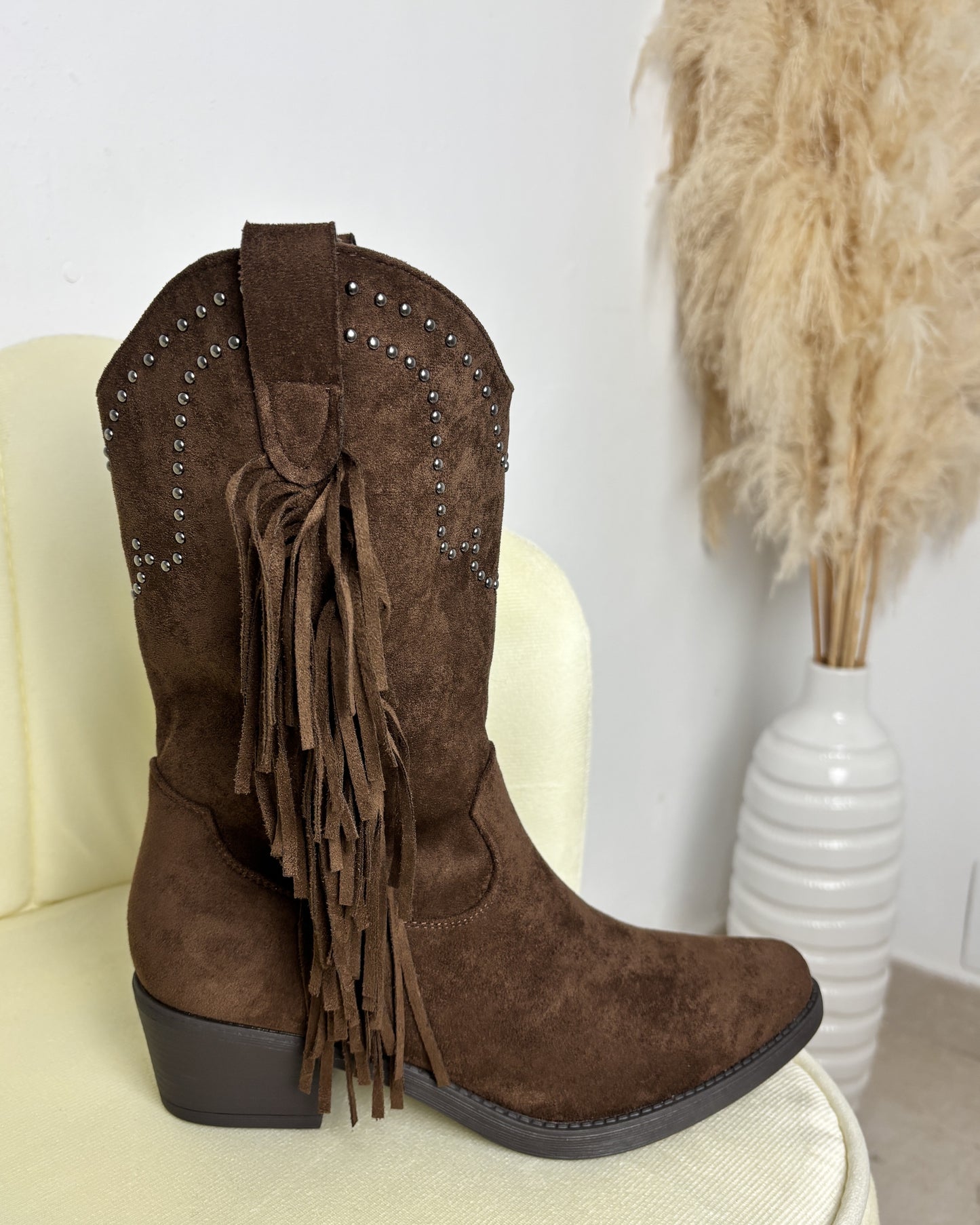 Bota flecos-tachuelas marrón