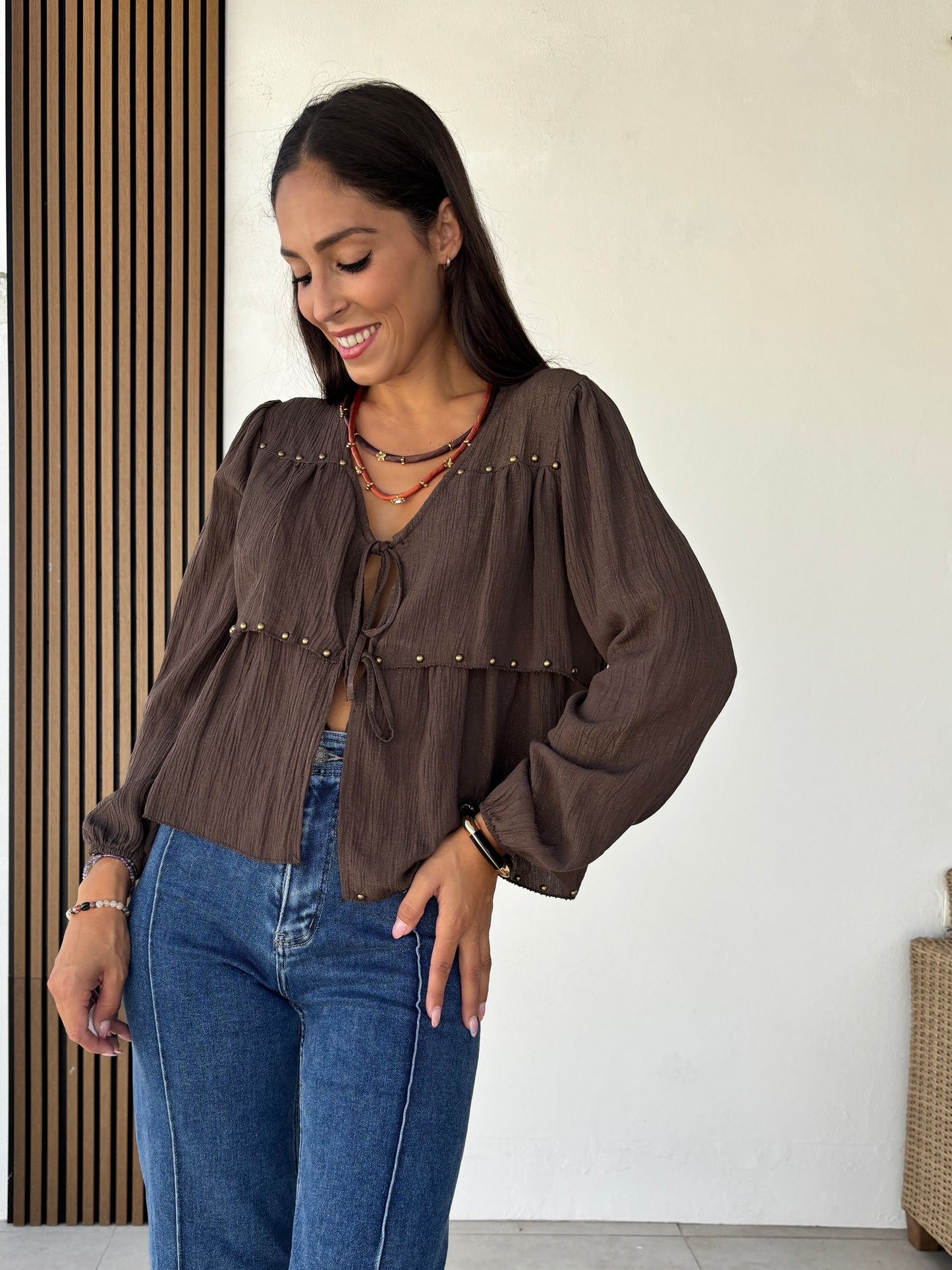 Camisa tachas anudada marrón
