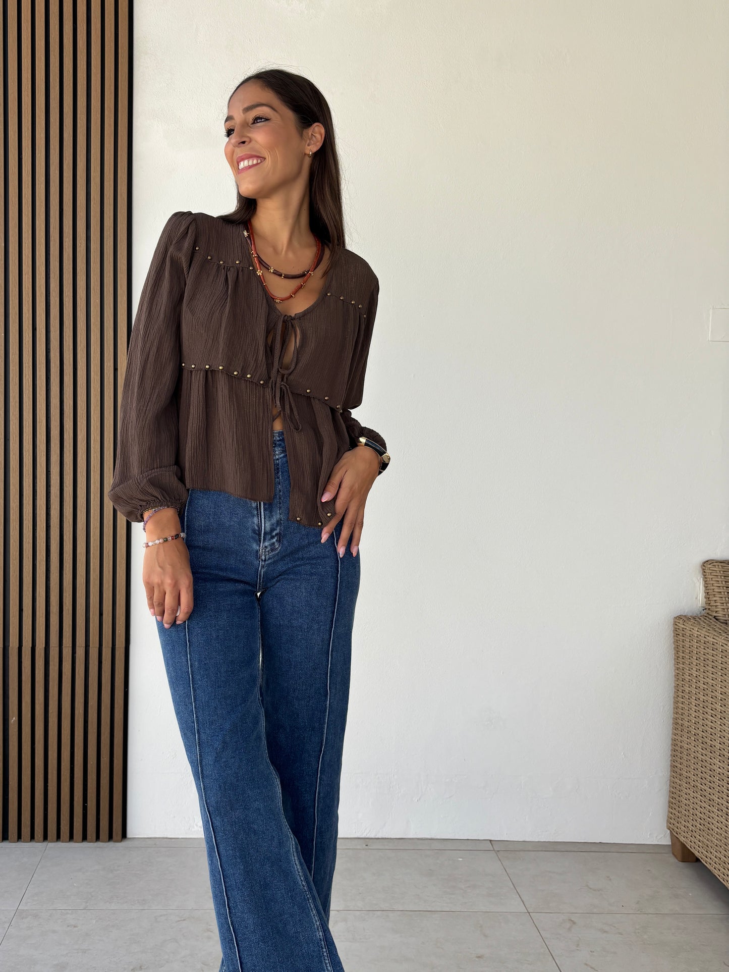 Camisa tachas anudada marrón