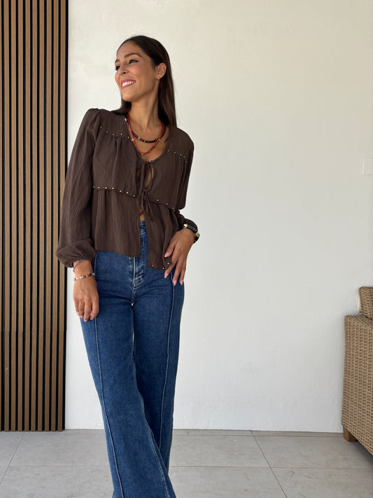 Camisa tachas anudada marrón