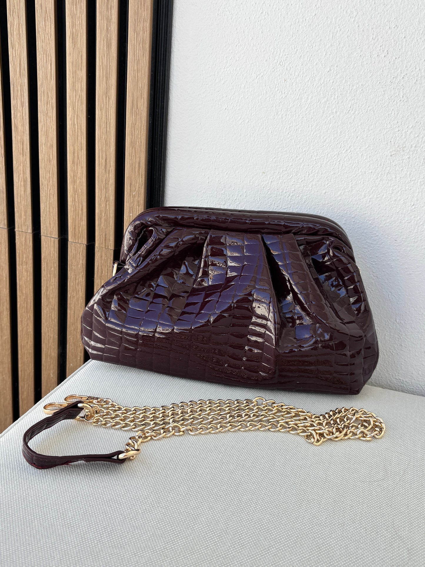 Bolso charol efecto cocodrilo burdeos