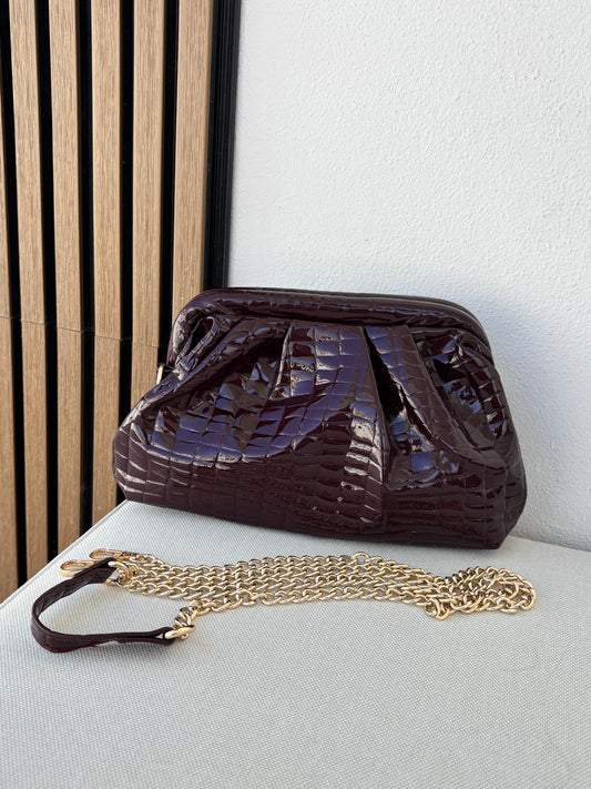 Bolso charol efecto cocodrilo burdeos