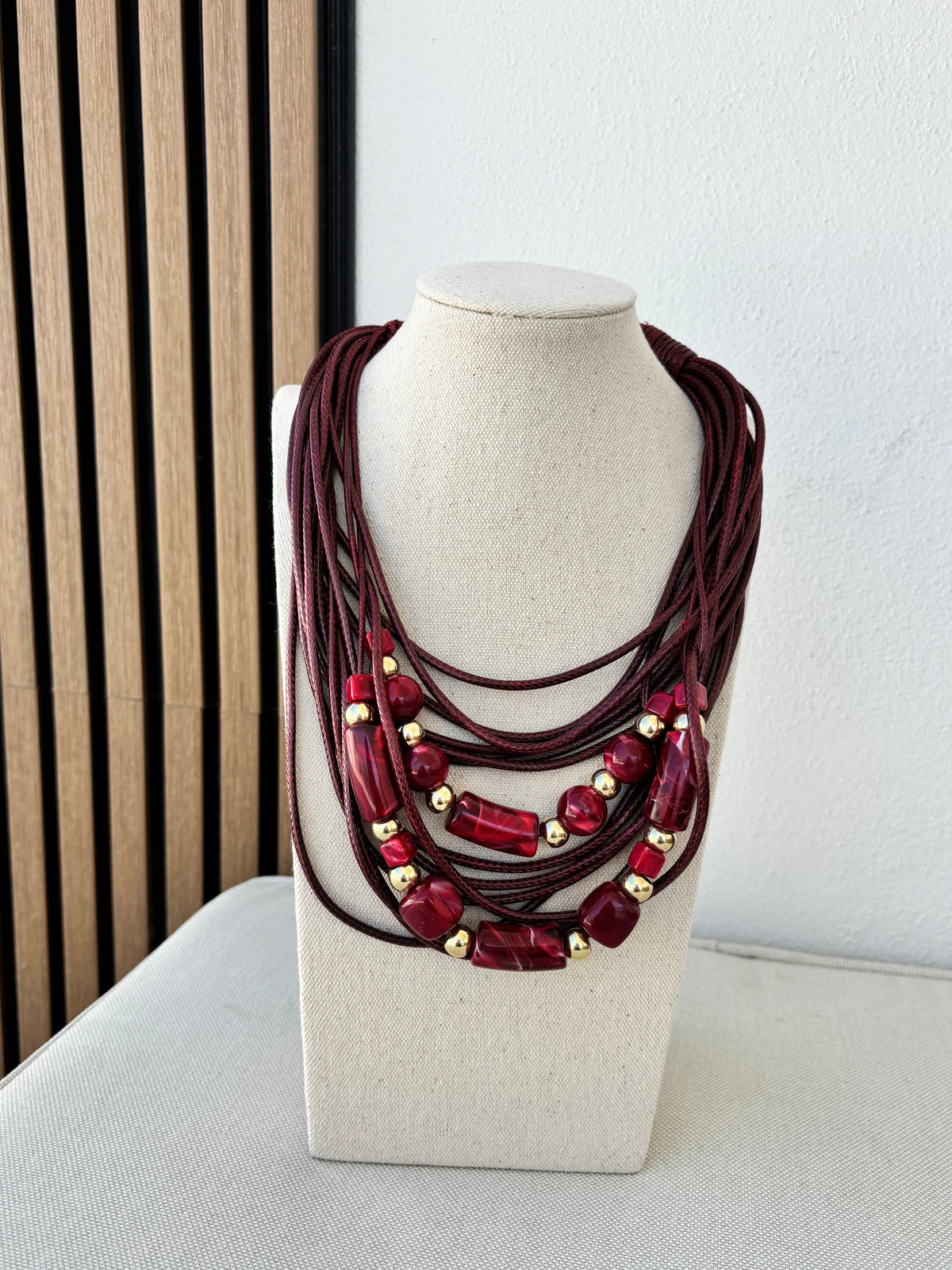 Collar piedras burdeos