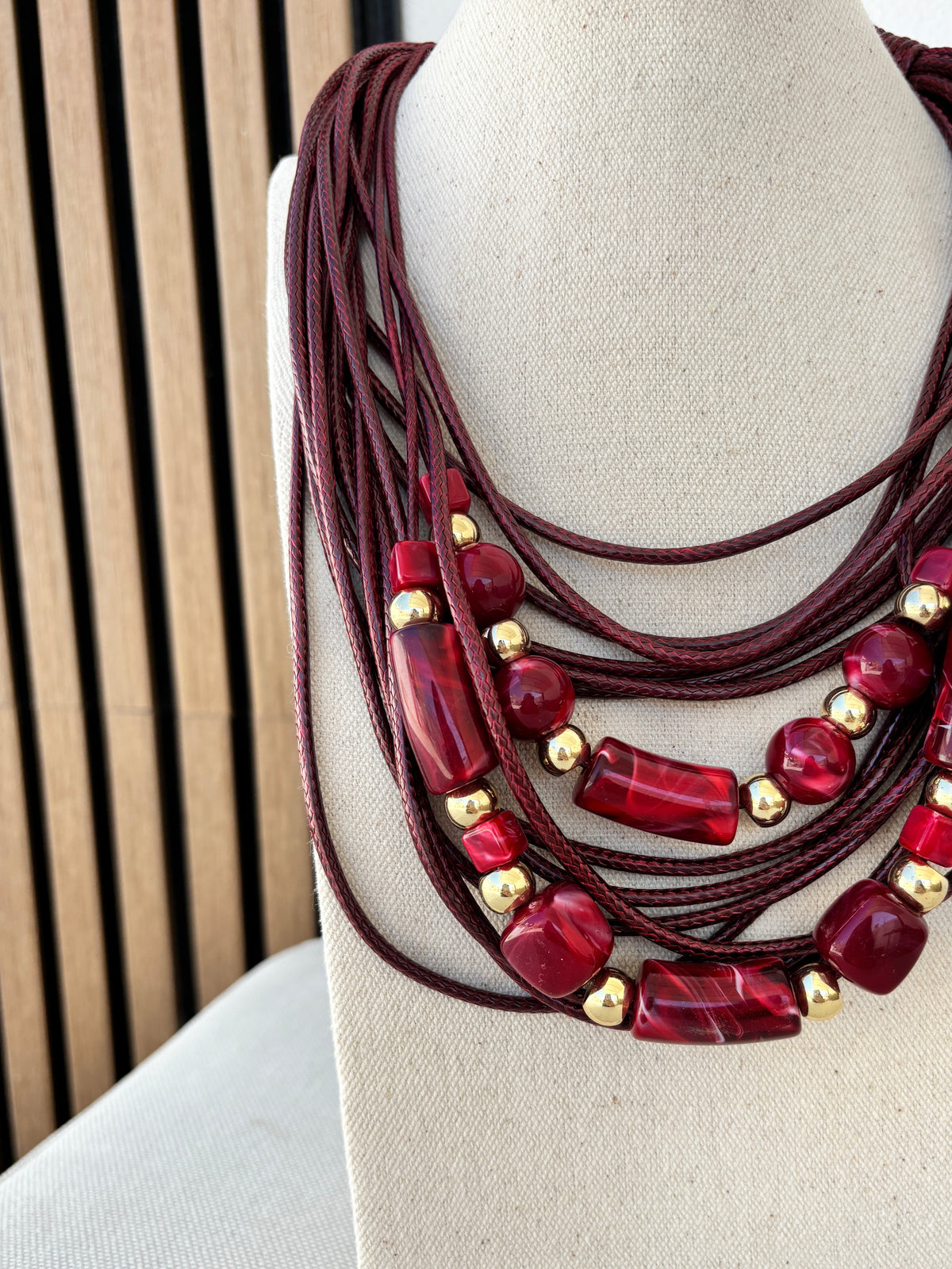 Collar piedras burdeos