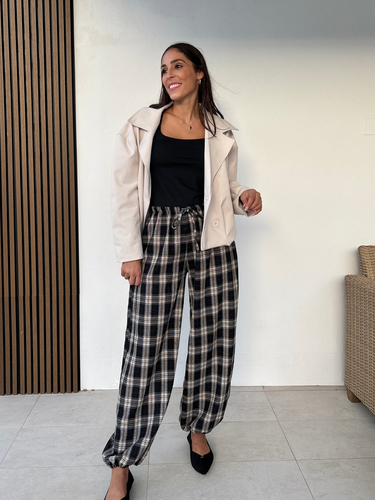 Pantalón bombacho cuadro negro