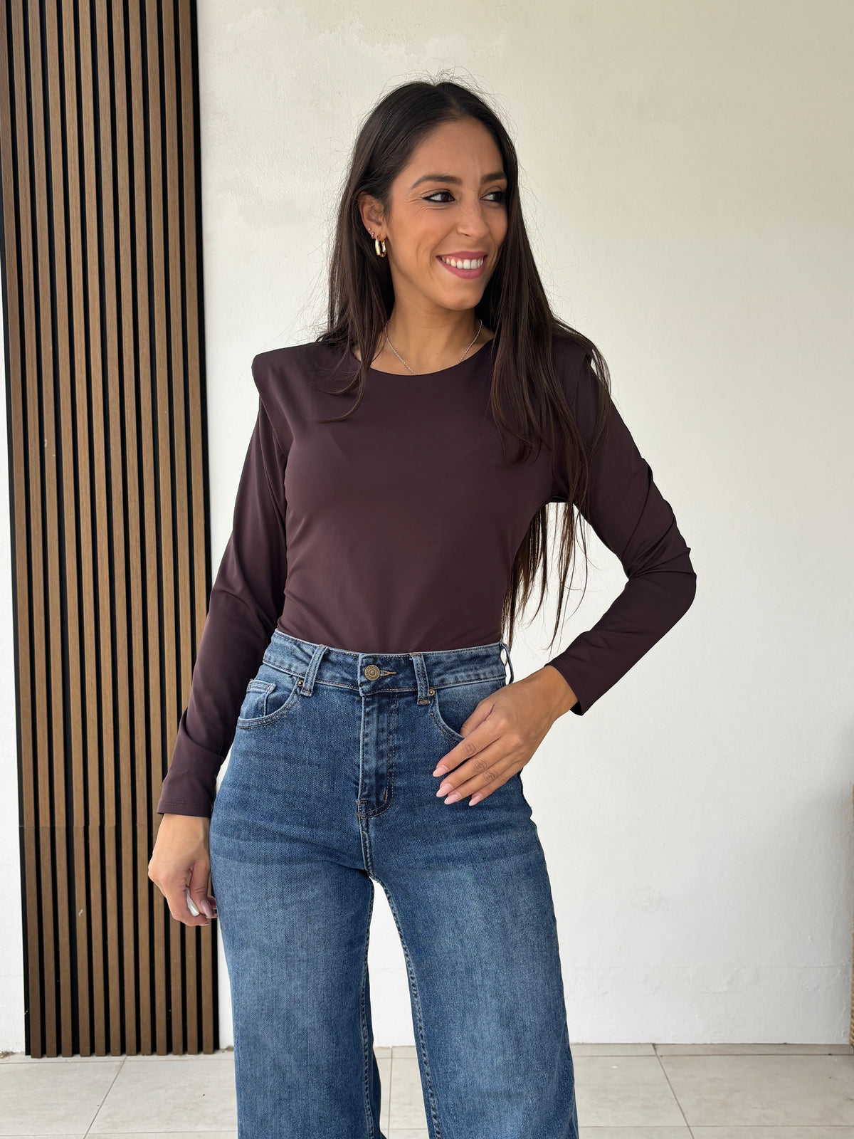 Blusa básica hombreras marrón