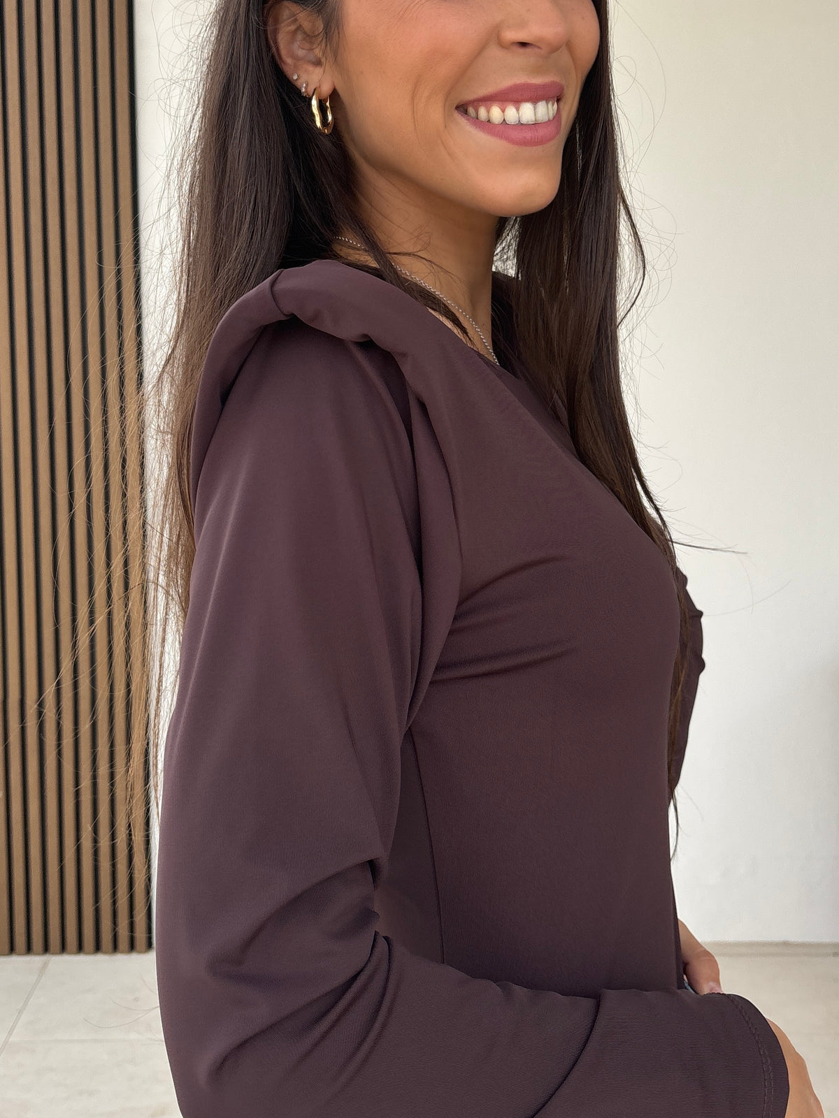 Blusa básica hombreras marrón