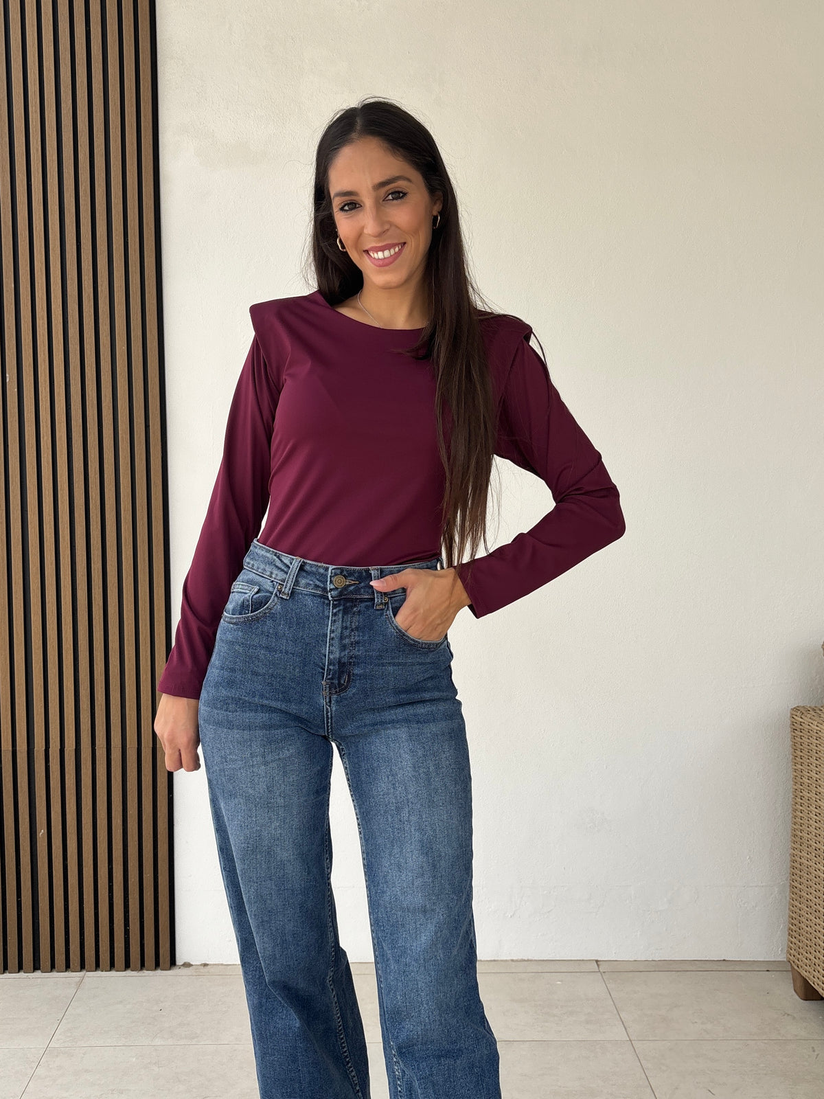 Blusa básica hombreras burdeos