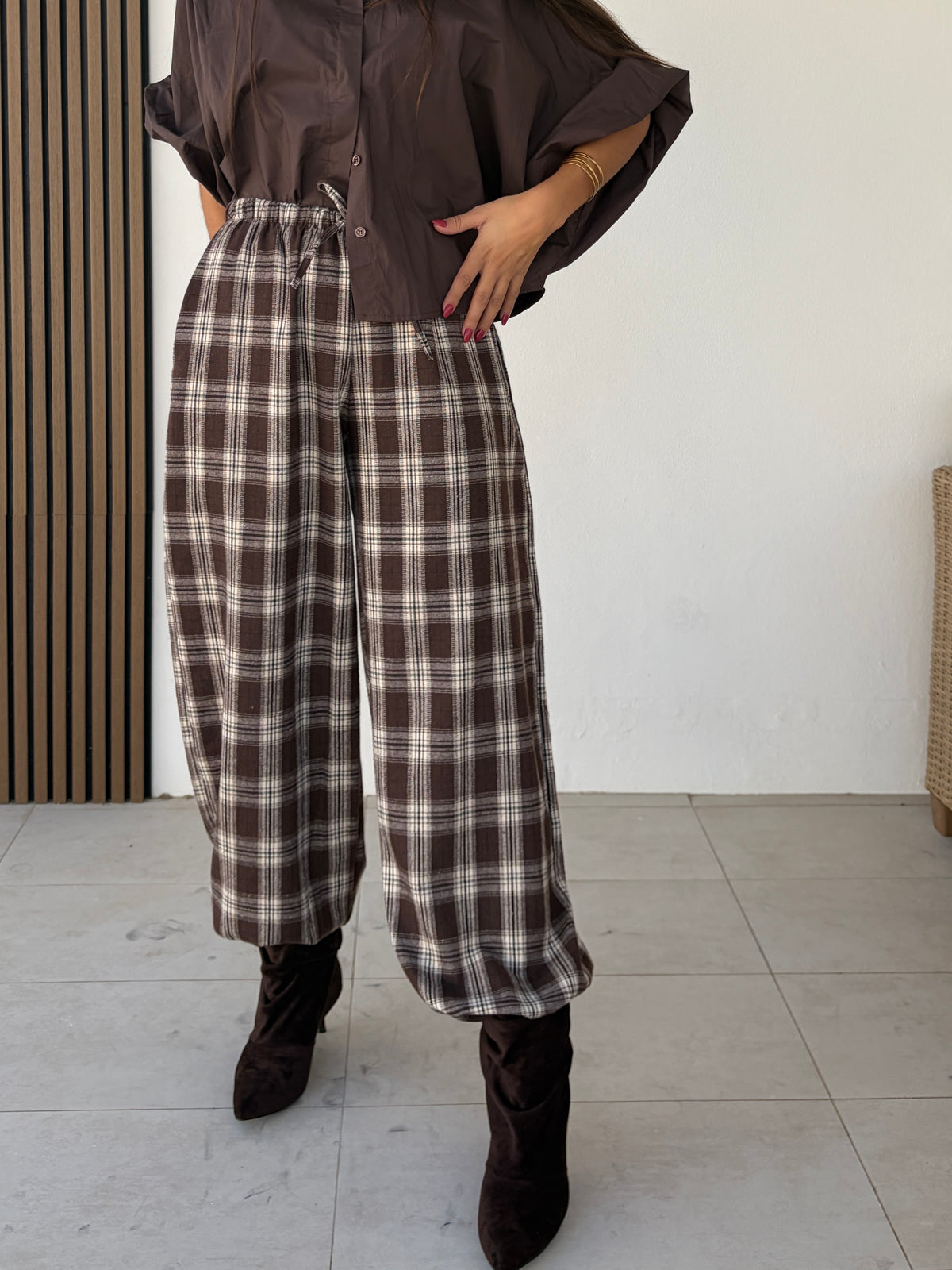Pantalón bombacho cuadro marrón