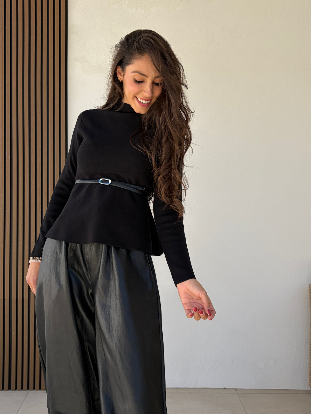 Blusa cinturon-punto negra