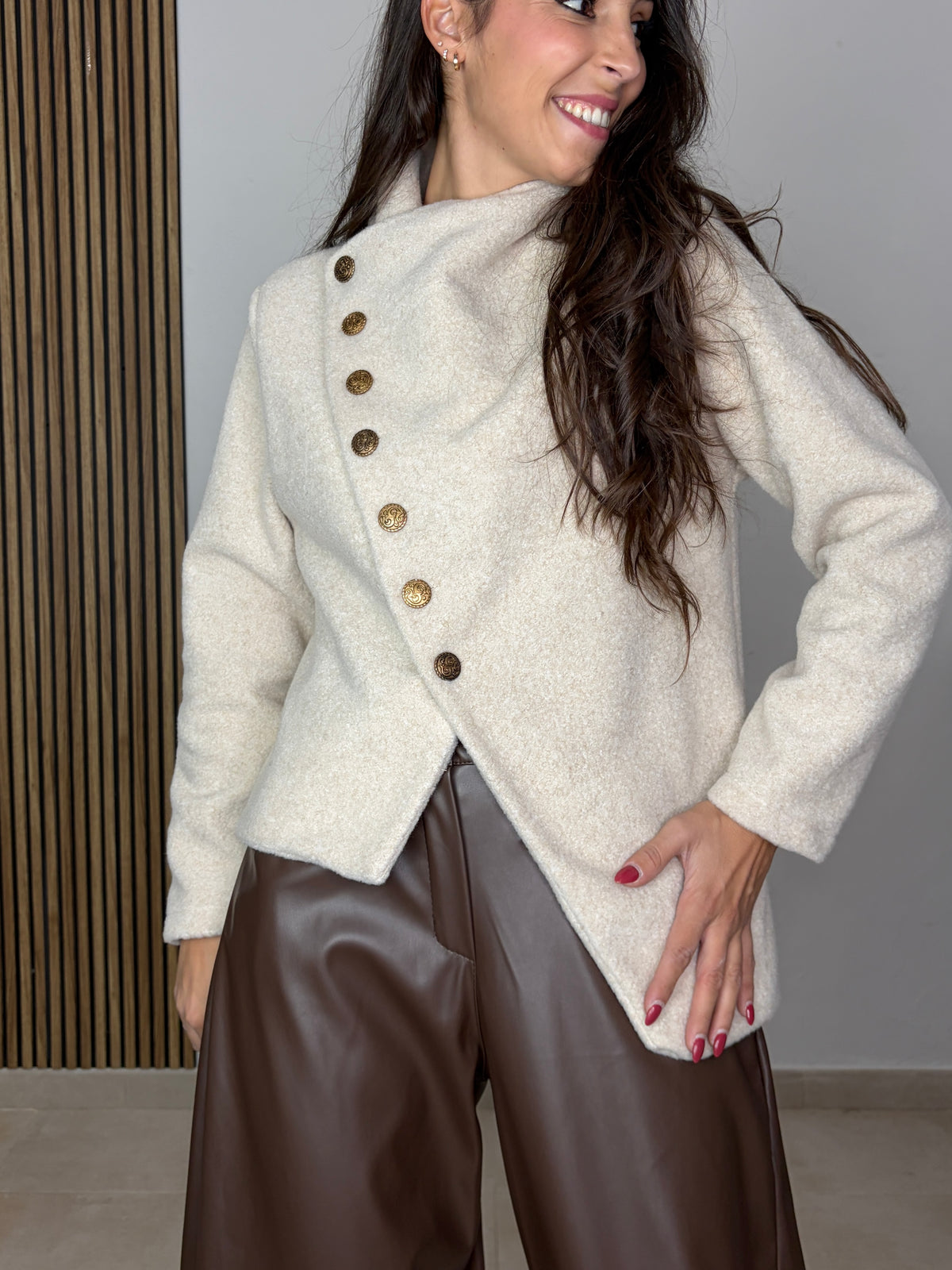 Chaqueta asimétrica-botones Sofía beige